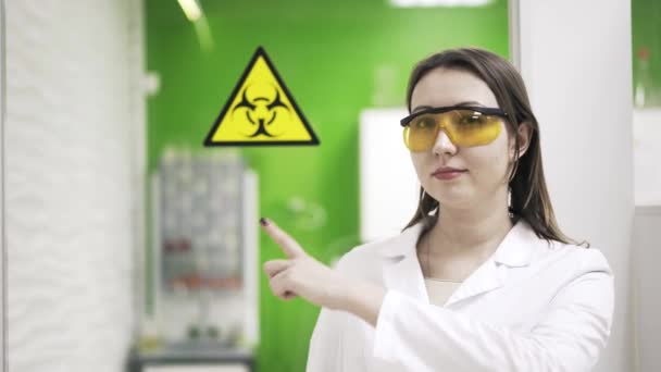 Vrouw wetenschapper waarschuwing over biohazard — Stockvideo