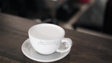 Kadın barista kahve kelebek çizim