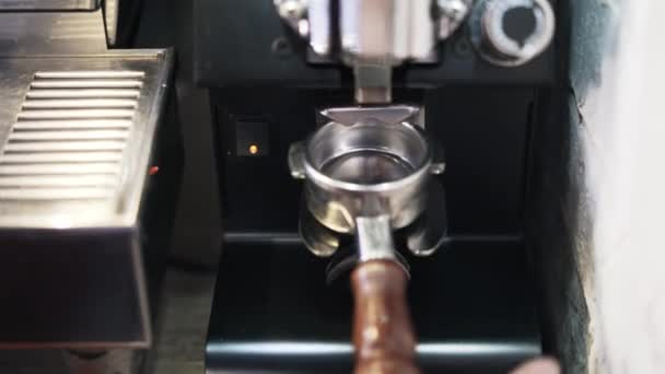 Zbliżenie na kawę przyrządzoną przez baristę szycia — Wideo stockowe