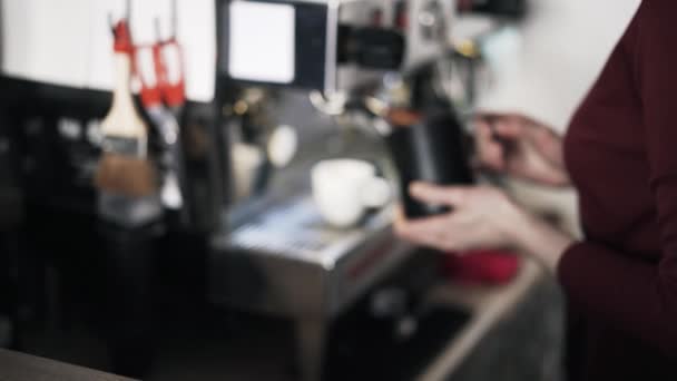 Woman barista steaming milk for coffee — Stock Video