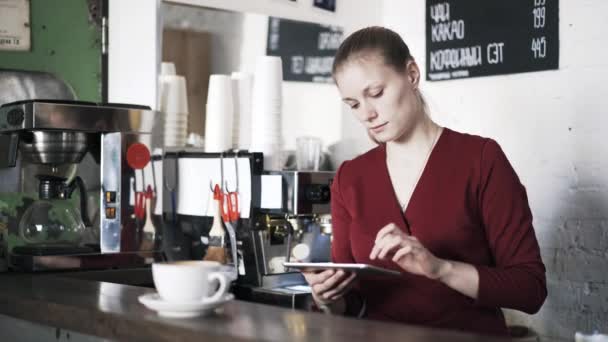 Femme barista en utilisant un ordinateur tablette — Video
