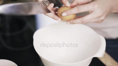 Mikser kaseye yumurta kırma kadın