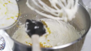 Kadın limon kabuğu evde krem için ekleme
