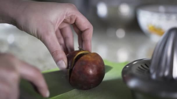 Frau schneidet Zitrusfrüchte und presst ihren Saft — Stockvideo