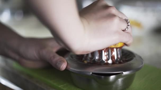 柑橘類を絞って女性の手のクローズ アップ — ストック動画