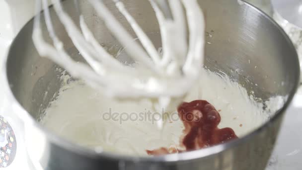 Donna che aggiunge succo alla crema nella ciotola del mixer — Video Stock