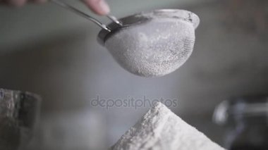 Mutfakta, bir elek ile kadın eleme un yakın çekim