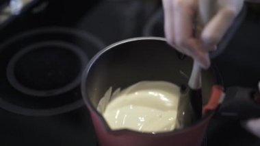 Krem bir tavada karıştırarak kadın