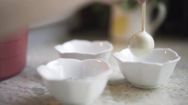 Dekorasyon bir kase şeker koyarak kadın