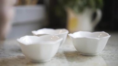 Kase dekorasyonu ile şeker koyarak kadın