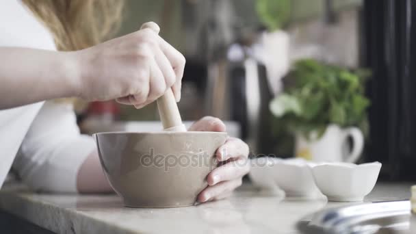 Mujer moliendo semillas en un mortero — Vídeo de stock