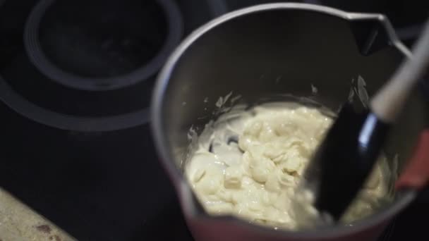 Close up de mulher fazendo creme no fogão — Vídeo de Stock