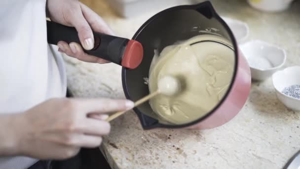 Mujer haciendo dulces en casa — Vídeo de stock