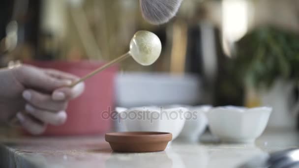 Close up van vrouw versieren zelfgemaakte snoep — Stockvideo