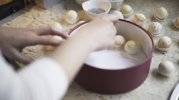 Femme mettant des bonbons faits maison dans une boîte — Video