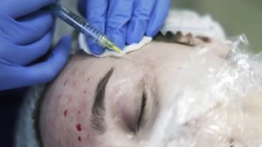Makyajcısı tapınakta çekim yapıyor