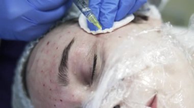 Göz çevresi içinde atış yapıyor makyajcısı