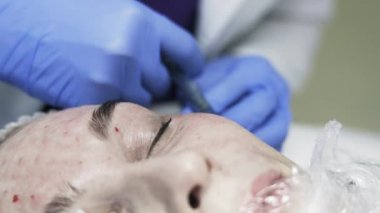 Yanak içinde atış yapıyor makyajcısı