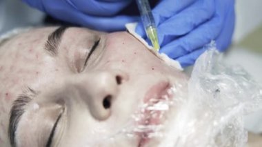 Yanak, çekim yaparken makyajcısı yakın