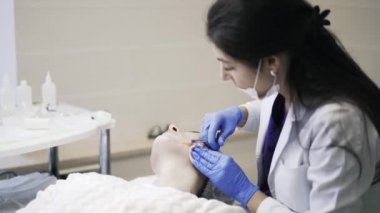 Makyajcısı Çenemdeki boyunca çekim yapıyor