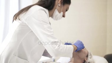 Makyajcısı silme kadın s yüzü aşağı eğimli