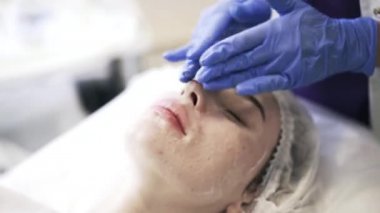 Şevval Özçelik Güzellik uygulanan yüz kremi ve masaj yapıyor