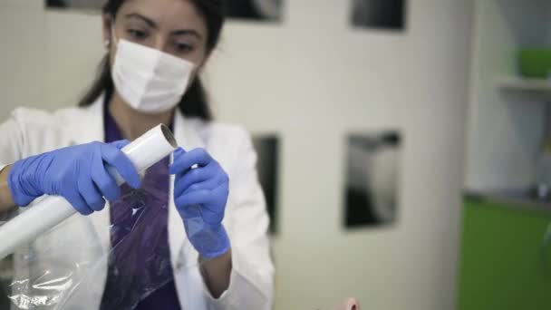 Cosmetico con film plastico mettendolo sul viso della donna — Video Stock