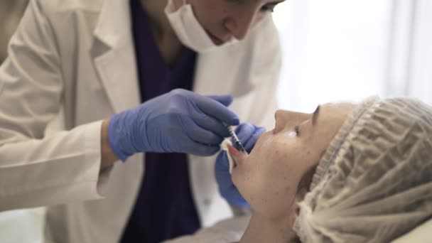 Front view of cosmetician doing a mouth shot — Stock Video