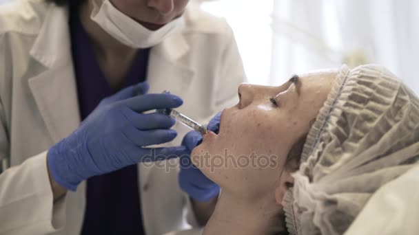 Vista lateral do cosmetician fazendo um tiro do bordo — Vídeo de Stock