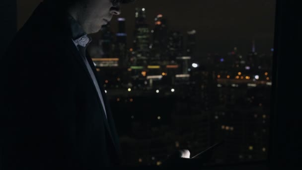 O homem de negócios navegando na internet usando telefone. Noite Moscovo cidade panorama . — Vídeo de Stock