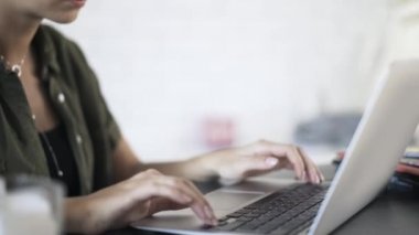 Kadın s aşağı eğim yazarak ve touchpad kullanarak eller