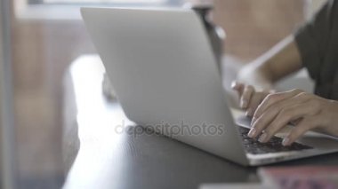 Atış yazarak ve touchpad kullanarak kadın s elleri pan