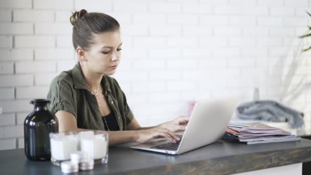 Mujer joven escribiendo en el ordenador portátil en la oficina — Vídeo de stock