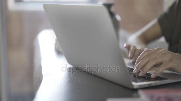 Atış yazarak ve touchpad kullanarak kadın s elleri pan — Stok video