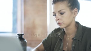 Yazma ve touchpad iş kullanarak genç ofis çalışanı