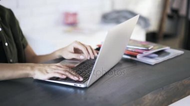 Genç kadın s el laptop yazarak yakın çekim