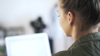 Laptop ofisindeki tipik bir kadının aşağı eğimli