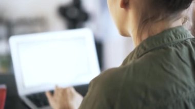 Laptop ofisindeki tipik bir kadının yukarı eğimli