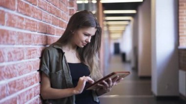 Genç kadın bir tablet office koridorda ile pan çekim