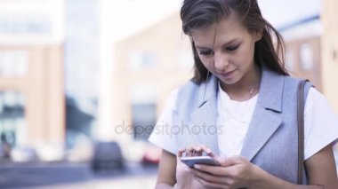 Smartphone sokakta olan kadın