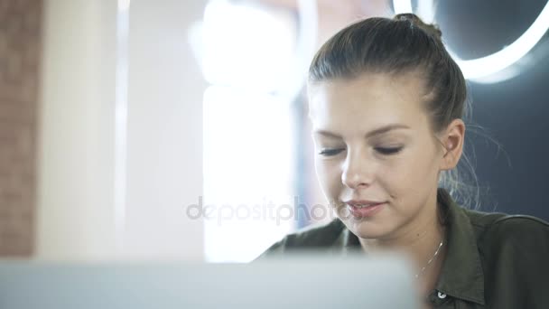 Närbild av ung kvinna som arbetar på hennes laptop — Stockvideo