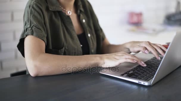 Pan shot delle mani della donna digitando e utilizzando touchpad — Video Stock