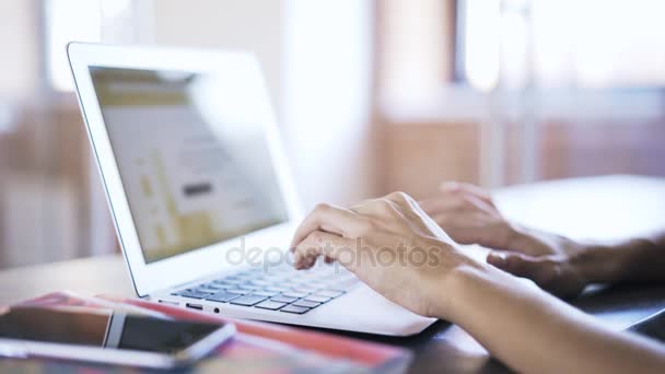 As mãos da mulher digitando no laptop no escritório — Vídeo de Stock