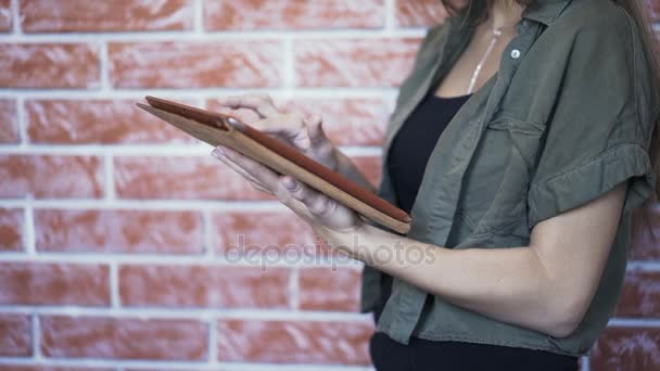 Νεαρή γυναίκα s τα χέρια χρησιμοποιώντας υπολογιστή tablet — Αρχείο Βίντεο