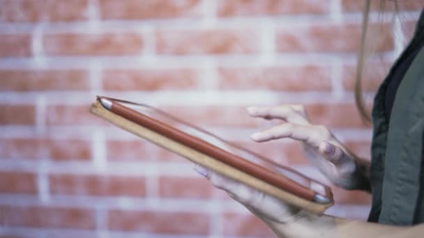 Primo piano delle mani della giovane donna utilizzando il computer tablet — Video Stock