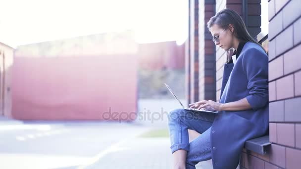 Γυναίκα στο περβάζι του παραθύρου με το laptop έξω, pan βολή — Αρχείο Βίντεο