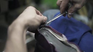 Deri makasla kesme ve bu çekiç Ayakkabıcılık