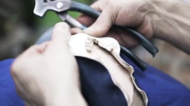 Shoemaker çekiç için mavi deri hazırlanıyor