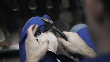 Kunduracı bir mavi ayakkabı taban çivi çekiç