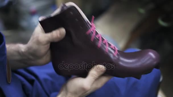 Schoenmaker timmeren handgemaakte vrouw schoen — Stockvideo